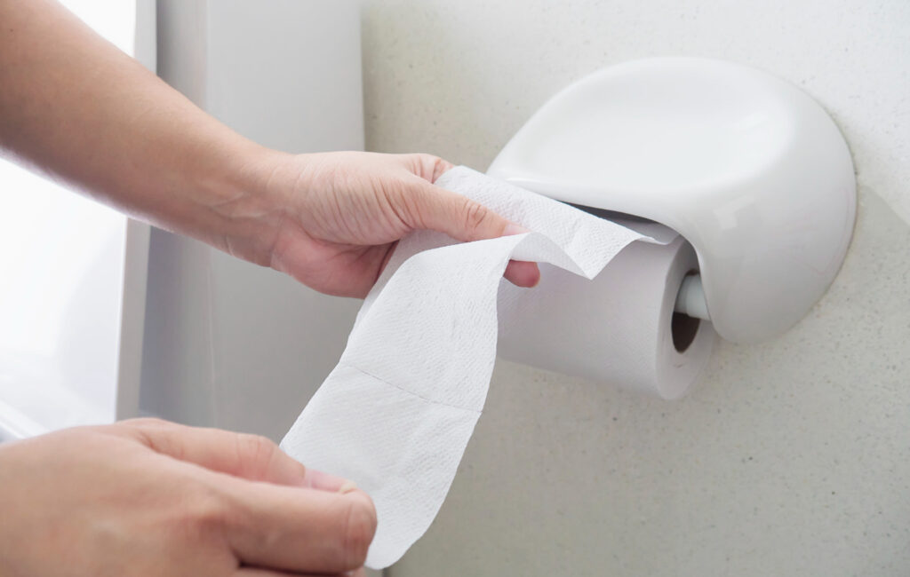 Porównanie Tork Coreless Mid-Size z tradycyjnym papierem toaletowym z rolką – co sprawia, że ​​jest lepszy?